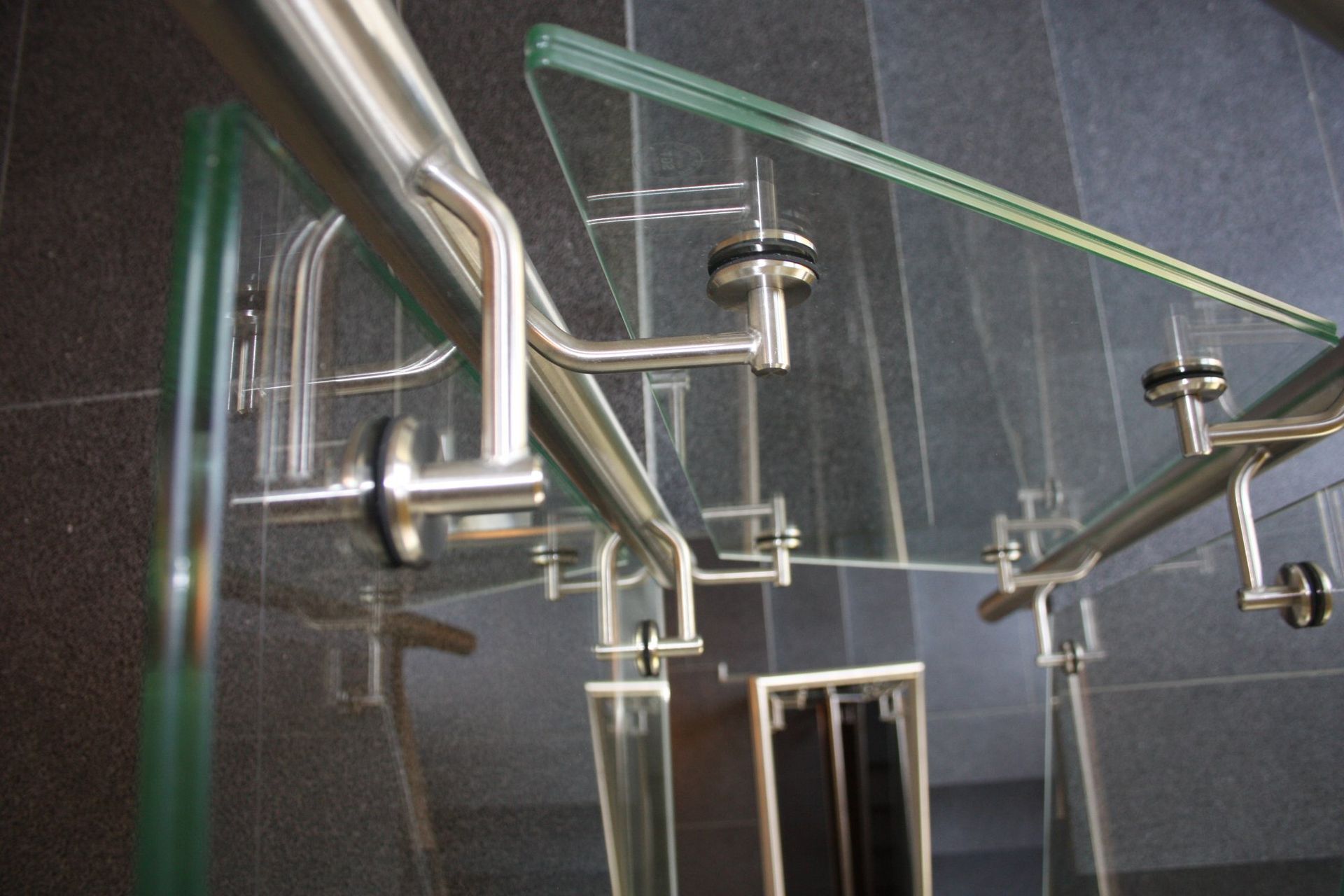 Edelstahl und Glas